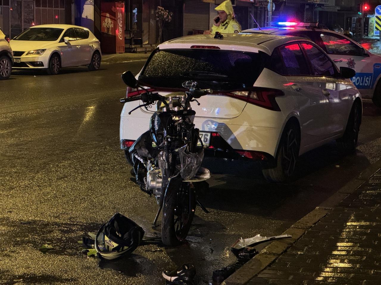 İzmir'de otomobil ile çarpışan motosikletin sürücüsü ağır yaralandı