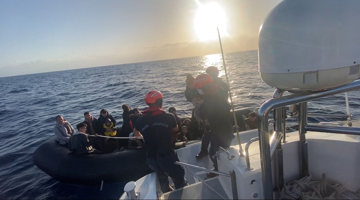 İzmir açıklarında 28 düzensiz göçmen kurtarıldı