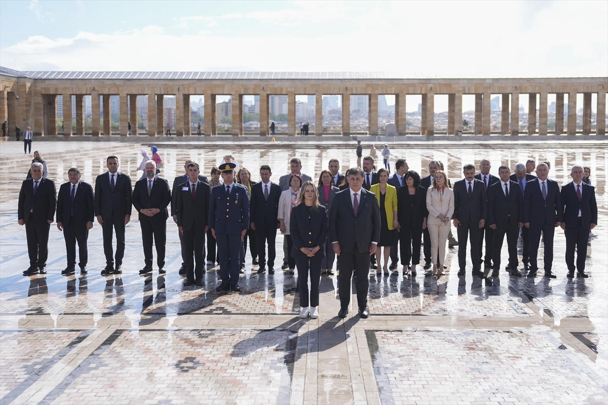 İzmir Büyükşehir Belediye Başkanı Tugay ve beraberindeki heyet, Anıtkabir'i ziyaret etti