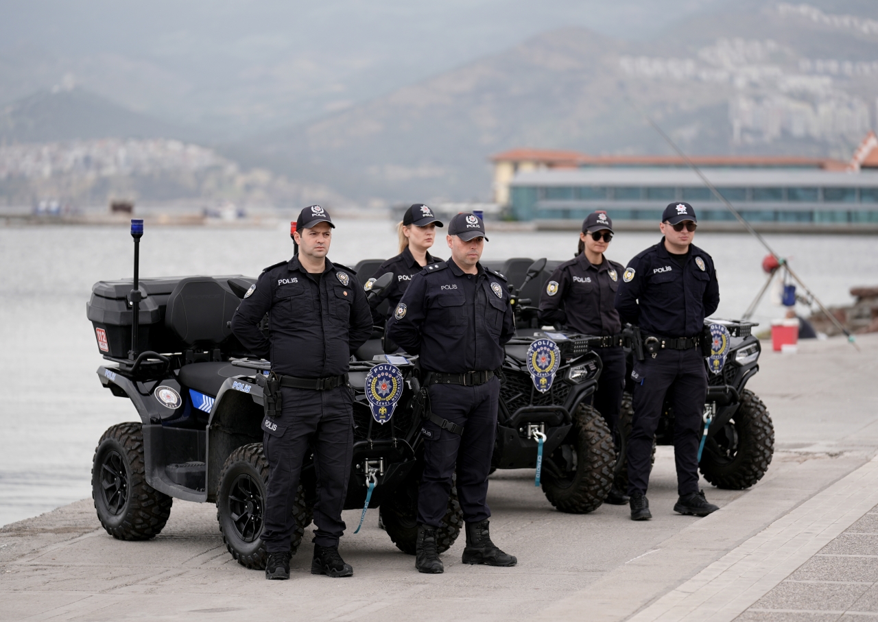 İzmir'de sahil bandında ATV'li polisler görev yapıyor