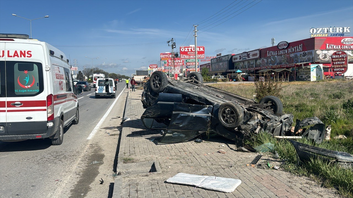 Afyonkarahisar'da Kamyon Otomobile Çarptı: 3 Yaralı
