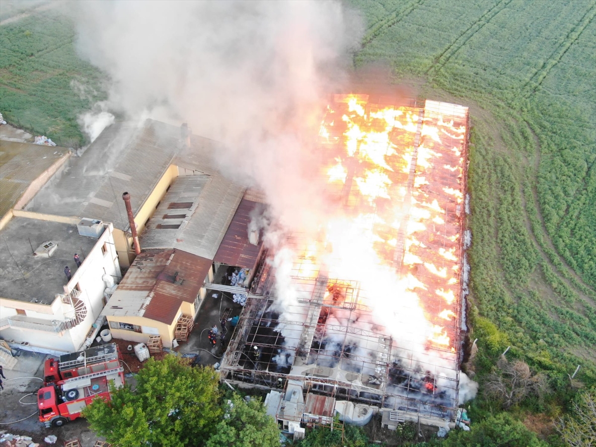 Salihli'de Depoda Çıkan Yangın Söndürüldü