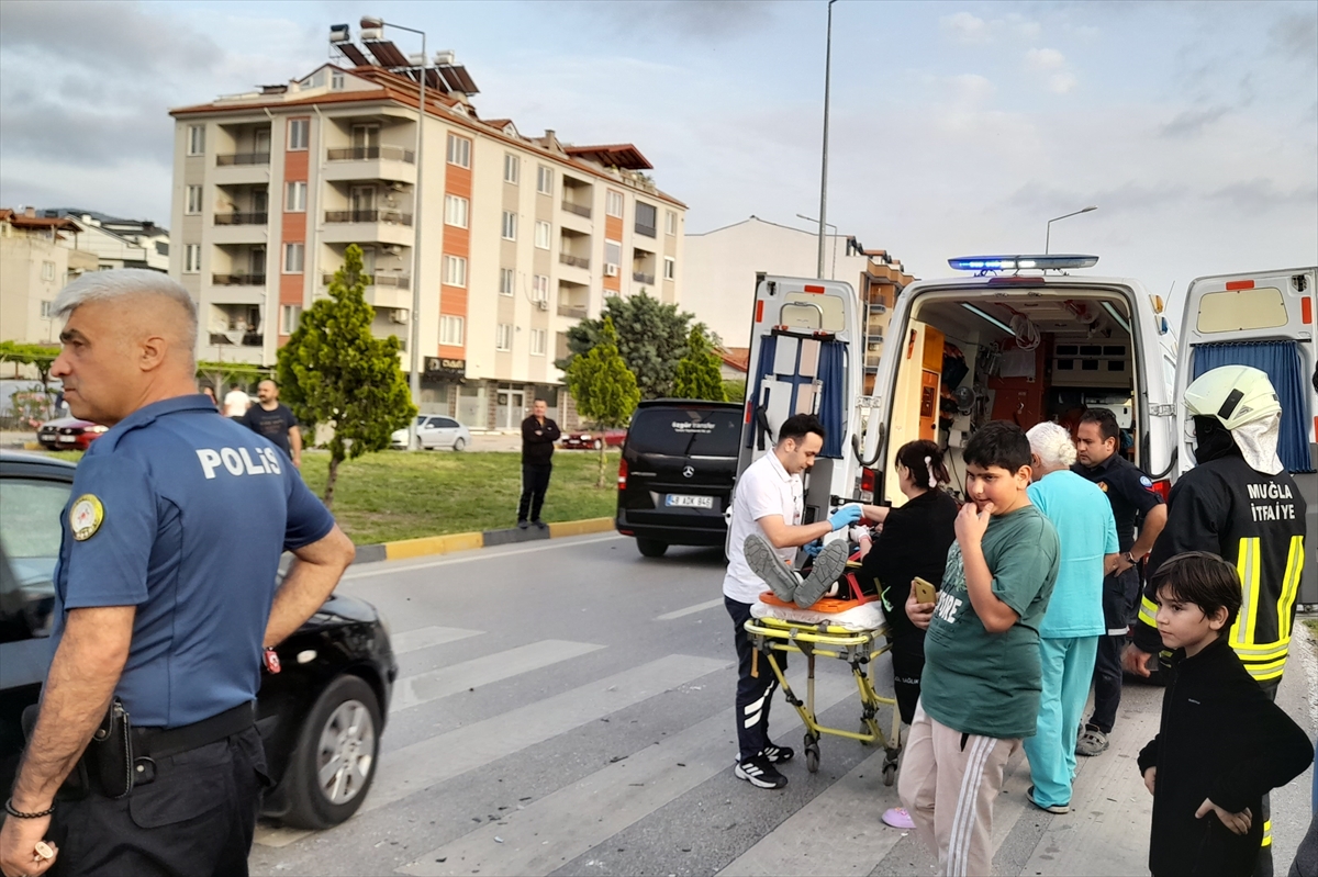 Muğla'da iki otomobilin çarpıştığı kazada 1'i çocuk 3 kişi yaralandı