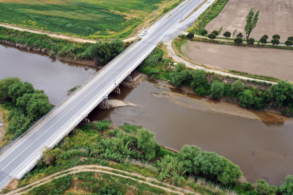 Büyük Menderes Nehri'nin bazı bölümlerinde sular çekildi