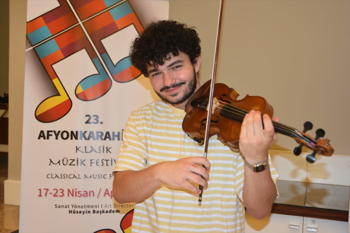 Çekyalı 18 yaşındaki genç kemancı, Afyonkarahisarlılara klasik müzik keyfi yaşatıyor