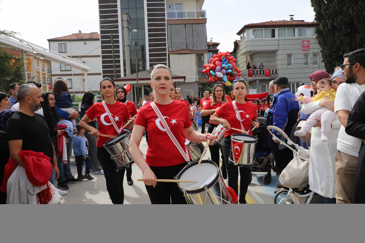Denizli'de bir okulda velilerin oluşturduğu bando gösteri sundu