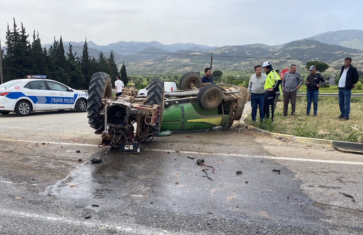 Alaşehir'de otomobil ile traktörün çarpıştığı kazada 2 kişi yaralandı