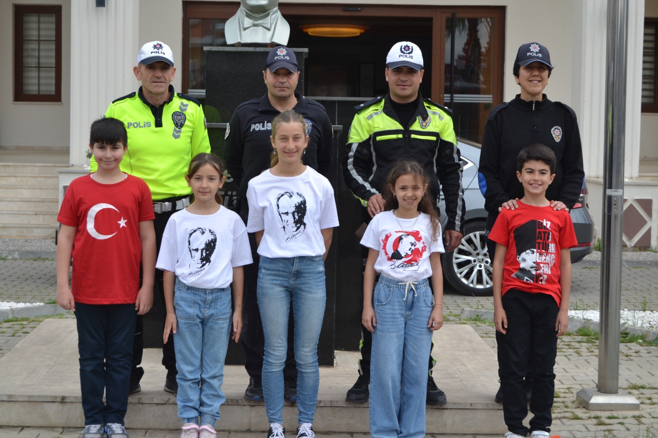 Fethiye'de öğrenciler polis ekipleriyle düet yaptı