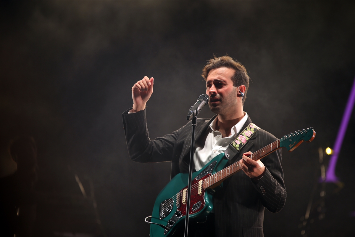 Aydın'da 23 Nisan etkinliklerinde Mert Demir sahne aldı