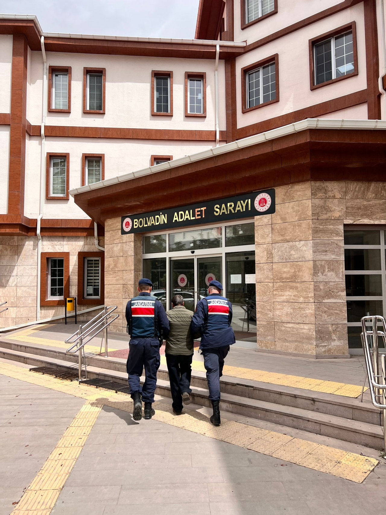 Afyonkarahisar'da firari 2 hükümlü yakalandı