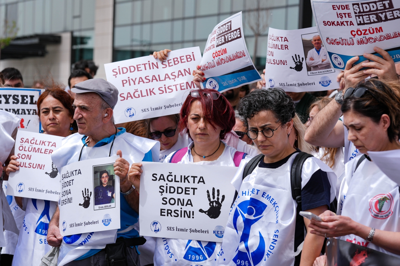 İzmir Sağlık Platformu üyeleri sağlık çalışanlarının tehdit edilmesine tepki gösterdi