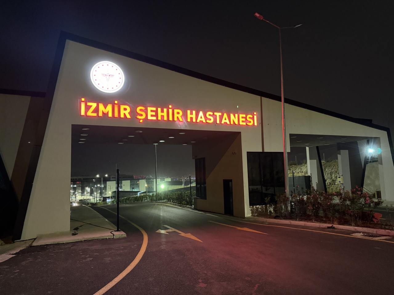 İzmir'de sağlık çalışanlarını tehdit ettiği öne sürülen kişi tutuklandı