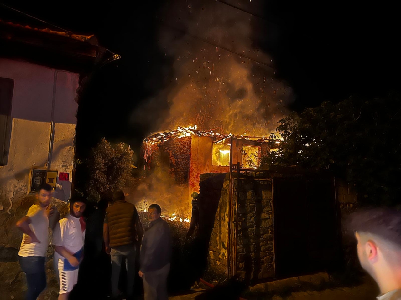 Aydın'da metruk binada çıkan yangın söndürüldü