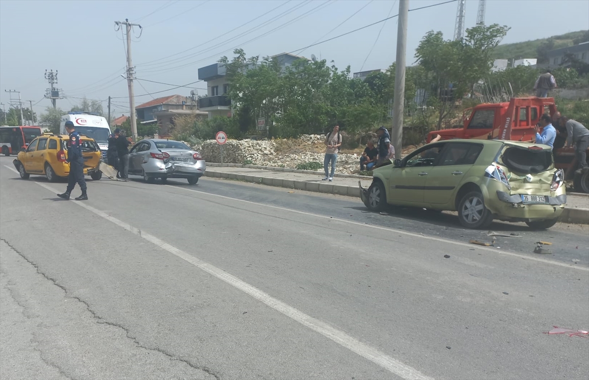 Foça'da 4 aracın karıştığı kazada 2 kişi yaralandı