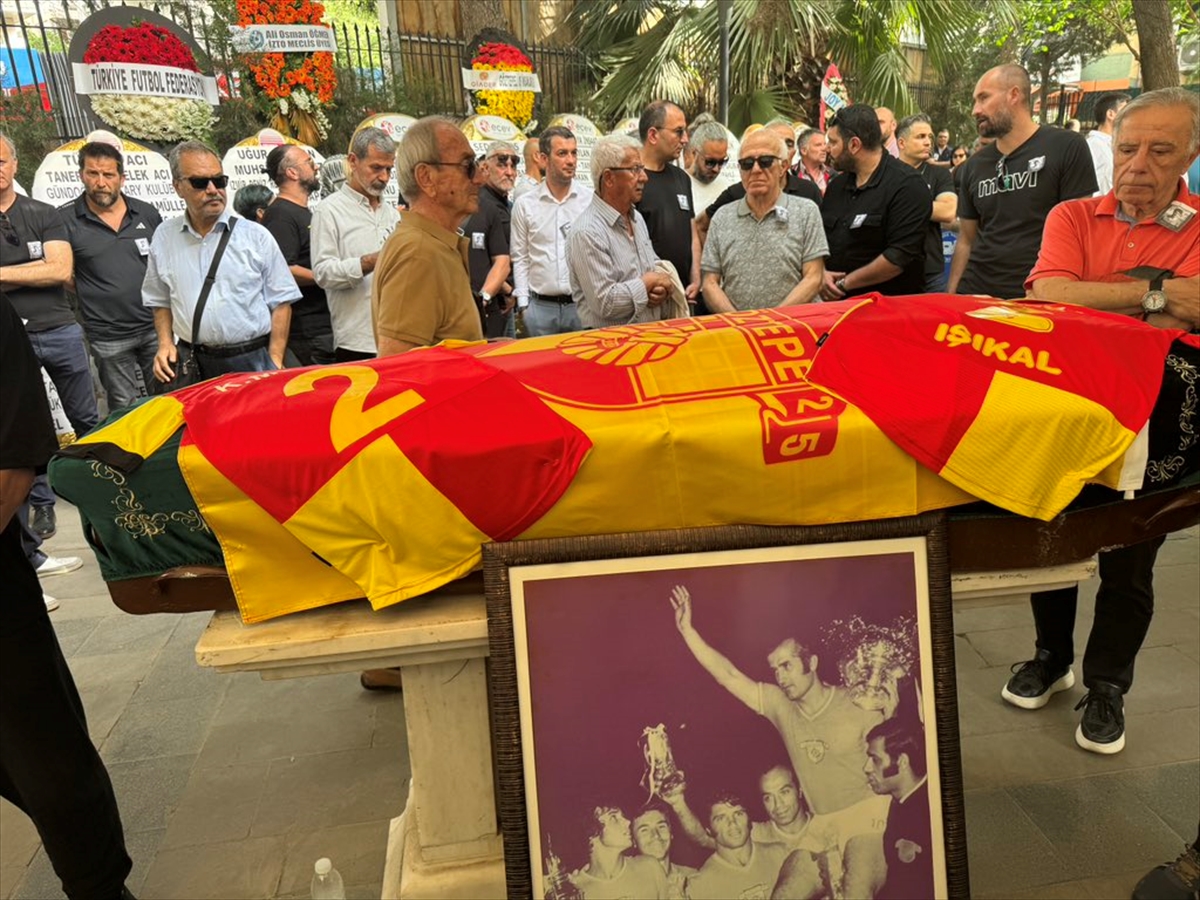 Eski milli futbolculardan Mehmet Işıkal'ın cenazesi toprağa verildi