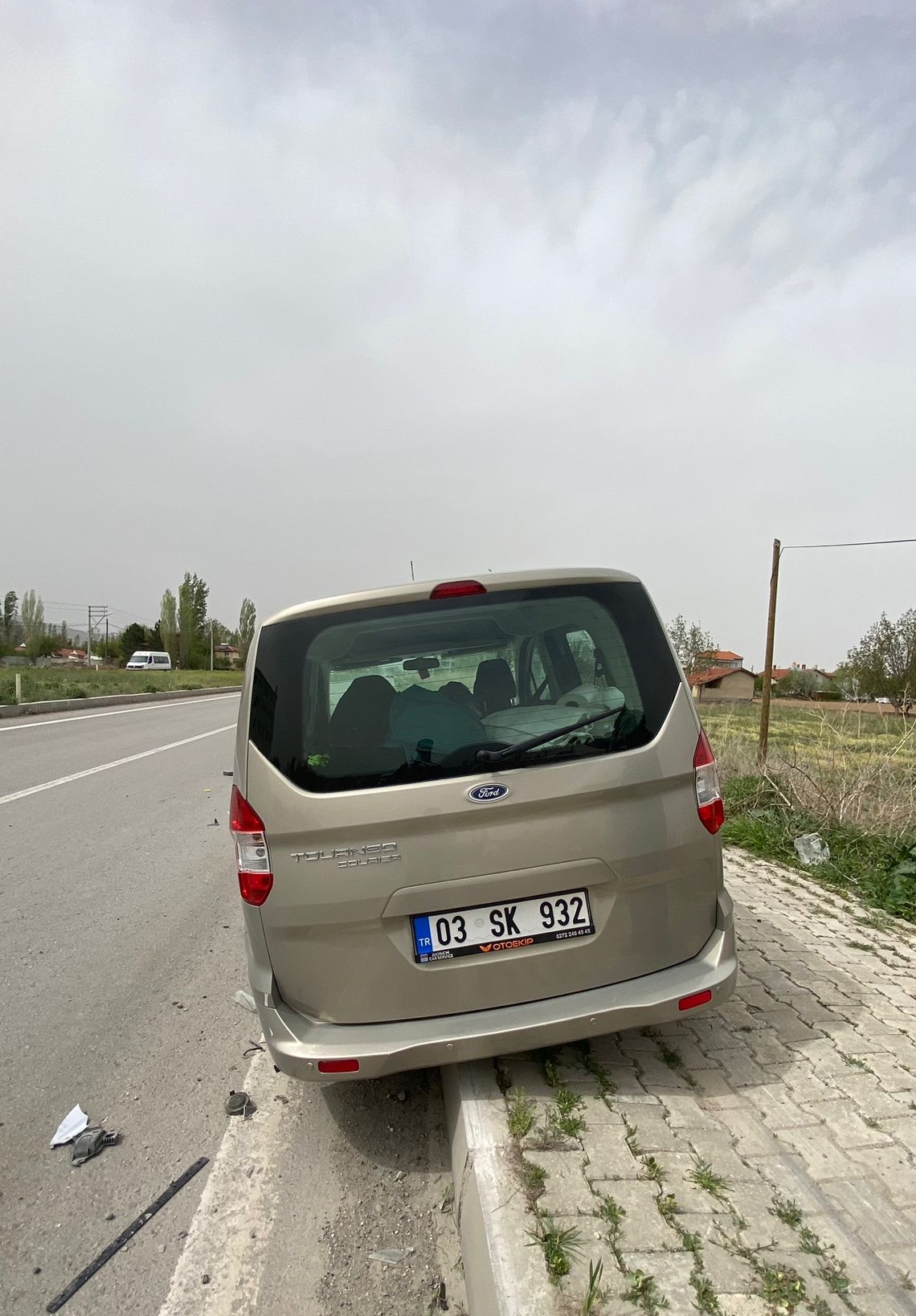 Afyonkarahisar'da hafif ticari araç elektrikli bisiklete çarptı, 4 kişi yaralandı
