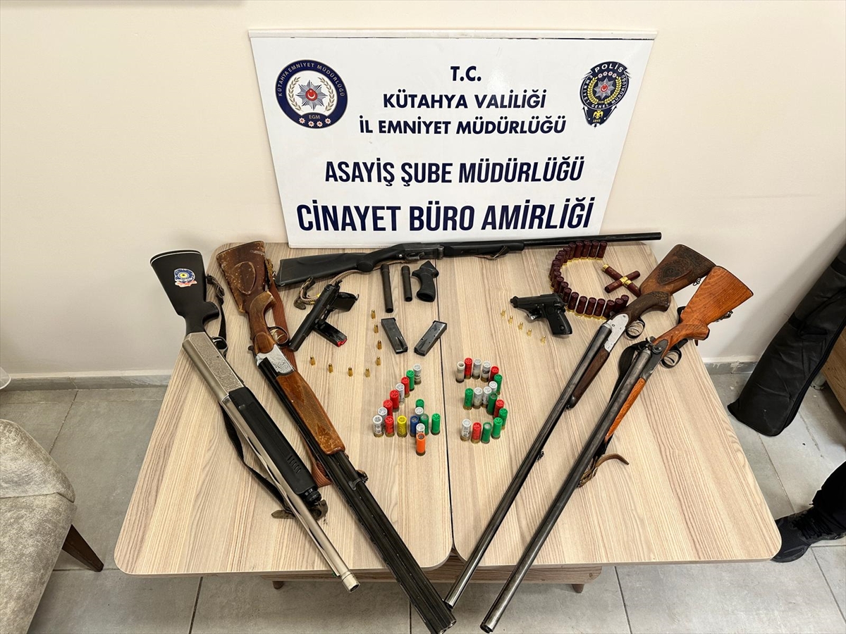Kütahya'da ruhsatlı silahlarını çalınmış gibi gösterip satan 6 şüpheli yakalandı