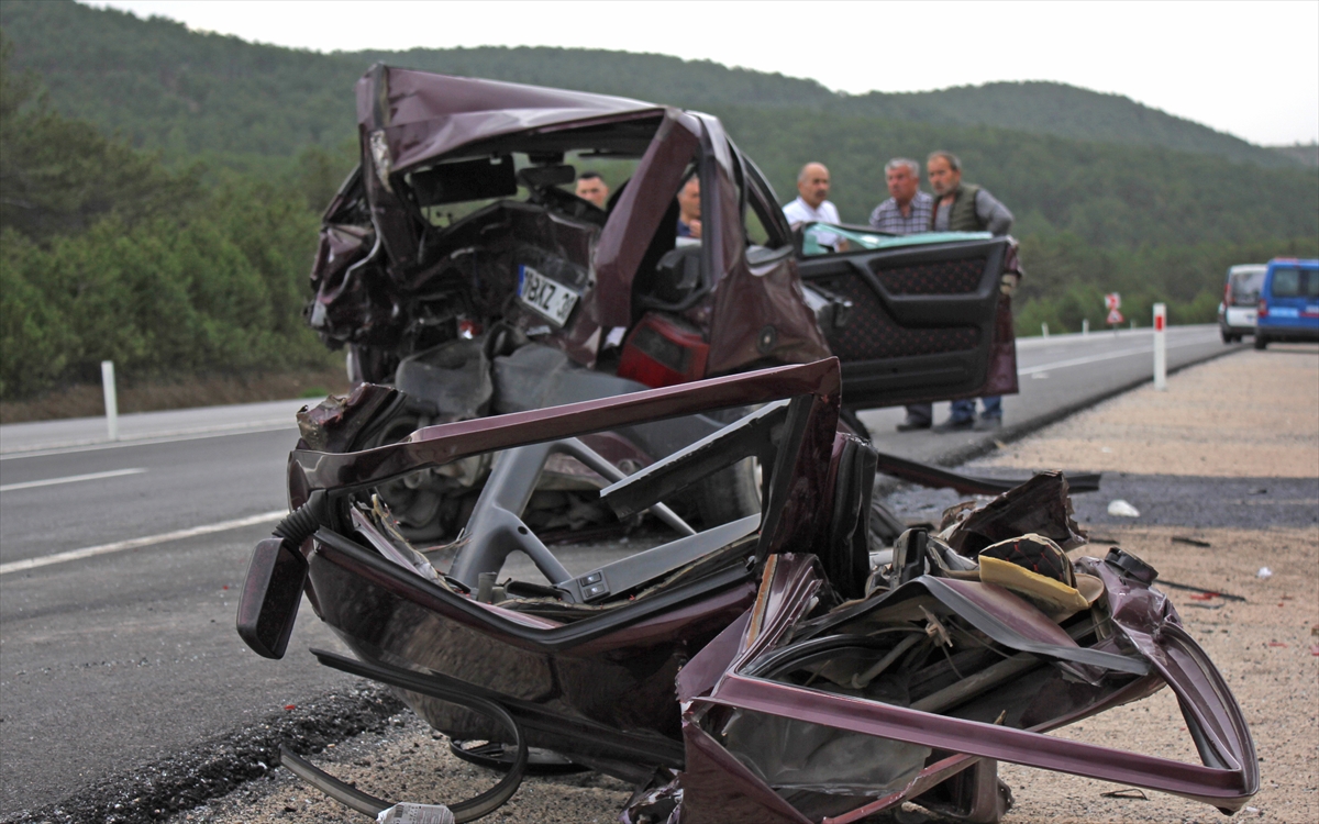 Trafik kazasında 1 kişi öldü 1 kişi yaralandı