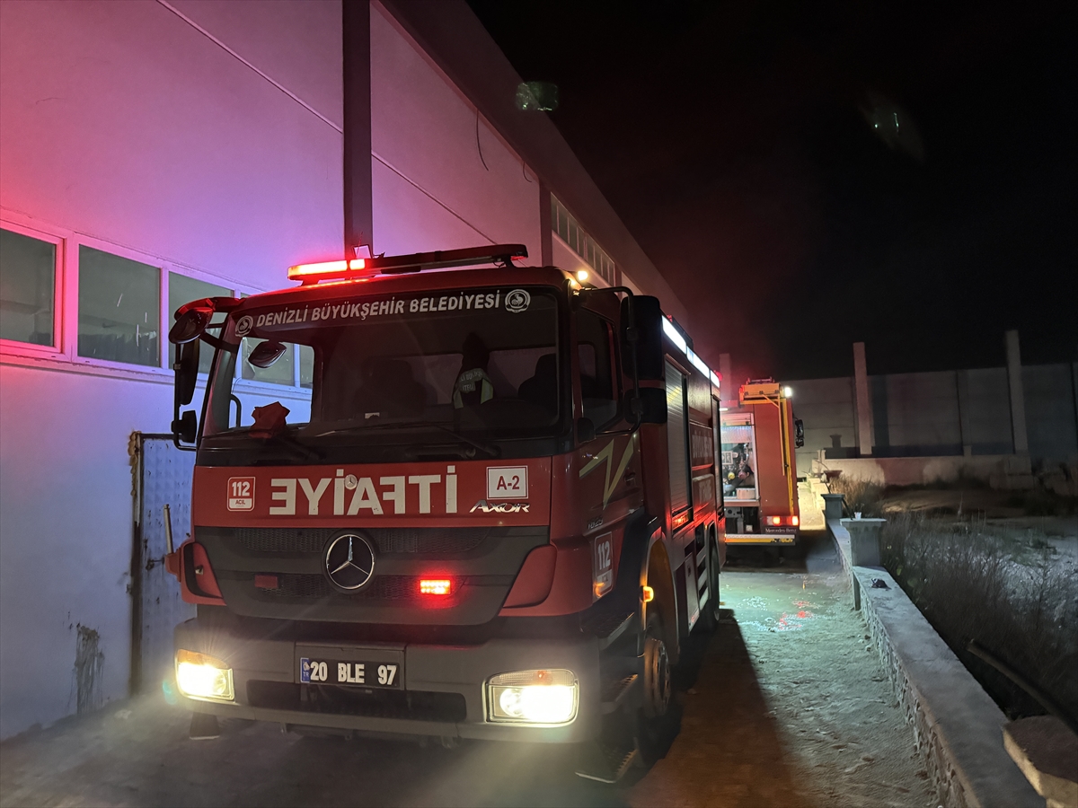 Denizli'de çıkan fabrika yangınında 2 kişi dumandan etkilendi