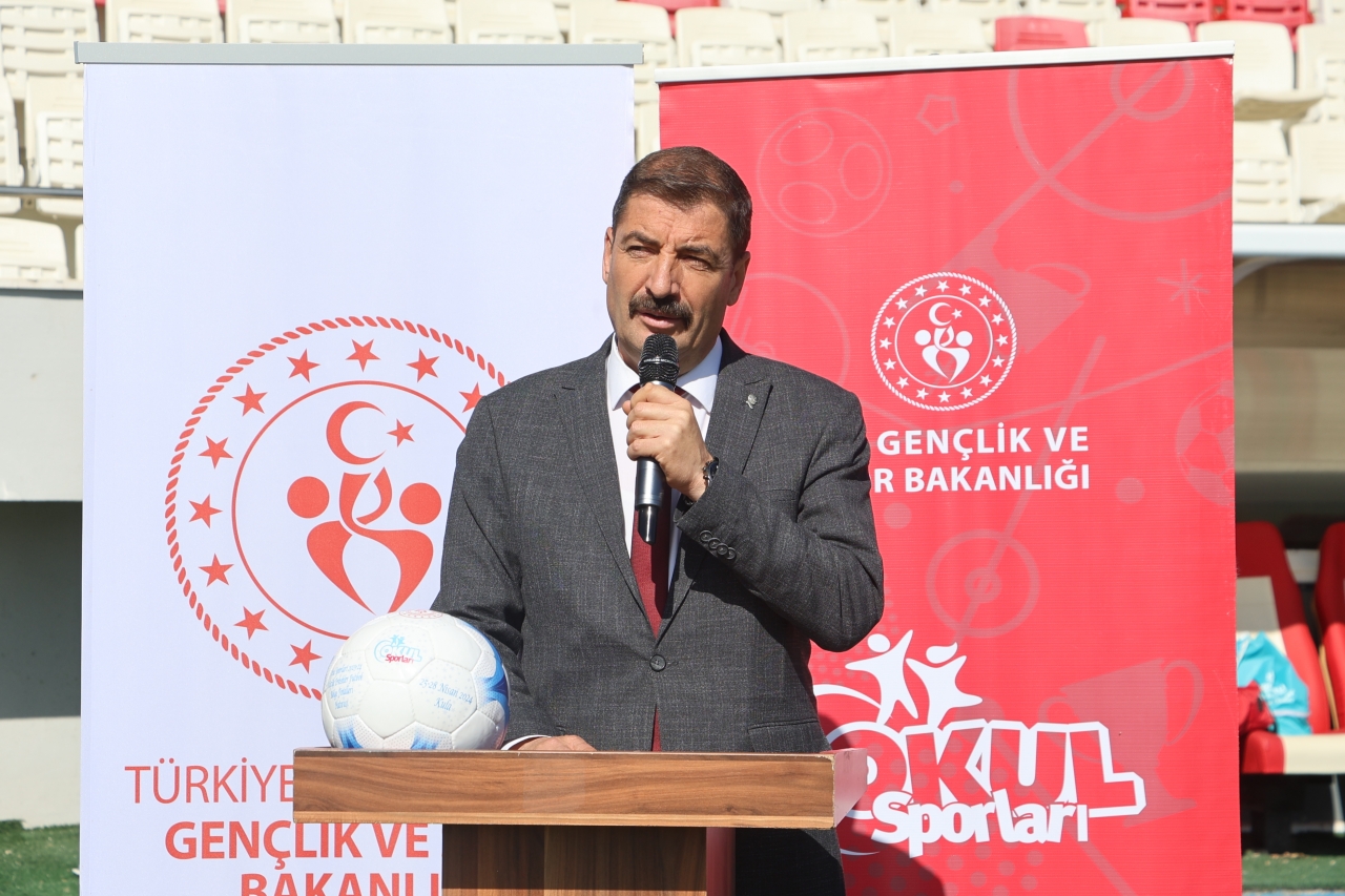 Okul sporlarında küçük erkekler futbol grup müsabakaları Kula’da başladı