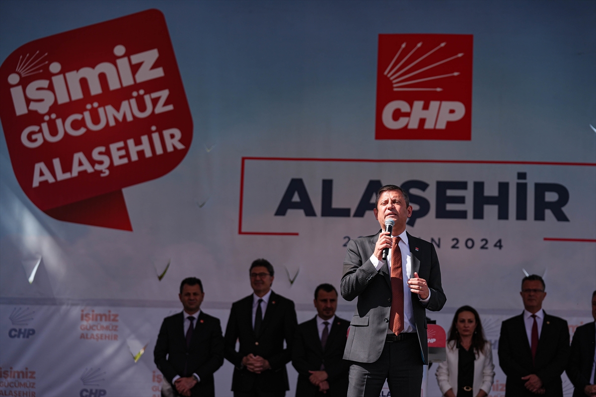 CHP Genel Başkanı Özel, Alaşehir ve Kula'da vatandaşlara hitap etti: