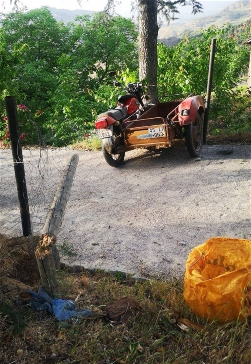 Manisa'da ağaca çarpan motosikletin sürücüsü öldü