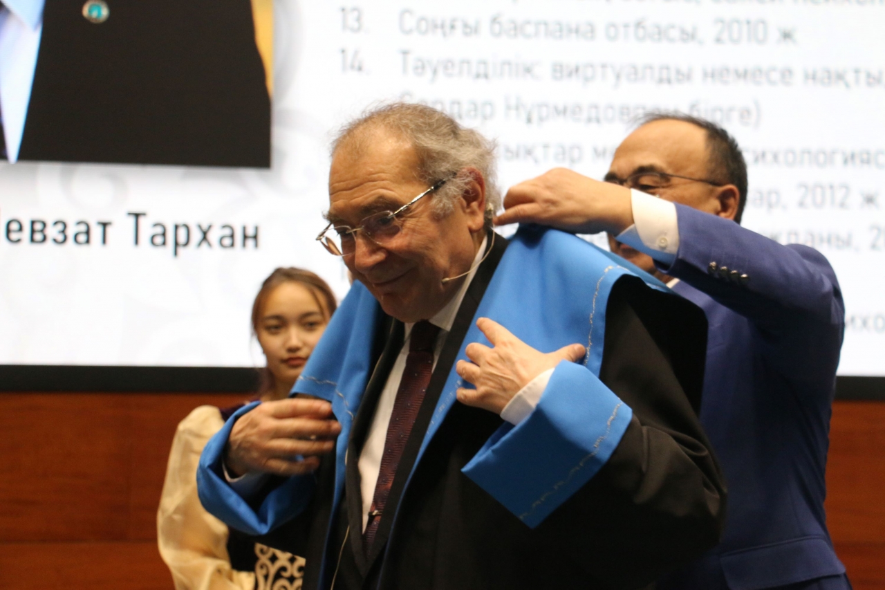 Nevzat Tarhan'a Kazakistan'da "Fahri Profesörlük" ünvanı verildi