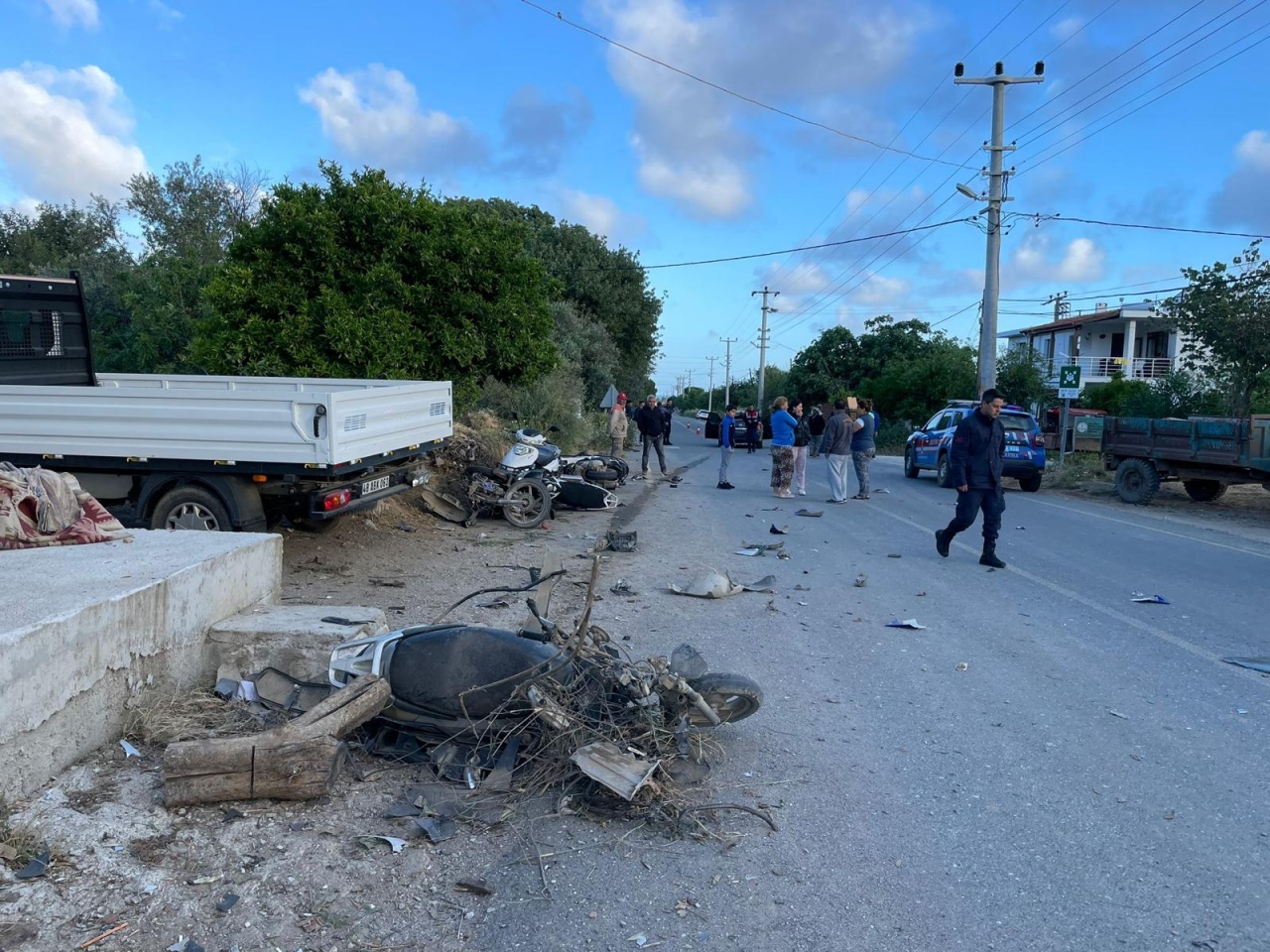 Muğla'da 4 motosiklet ve kamyonete çarpan otomobildeki 2 kişi yaralandı