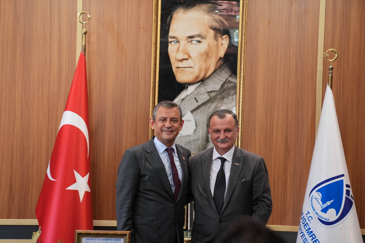 CHP Genel Başkanı Özel, Manisa'da belediyeleri ziyaret etti
