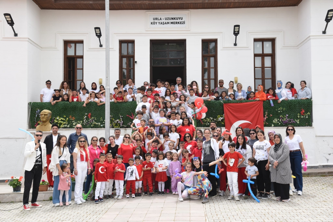 İzmir Ticaret Borsası ve Milli Eğitim Müdürlüğü 23 Nisan dolayısıyla şenlik düzenledi