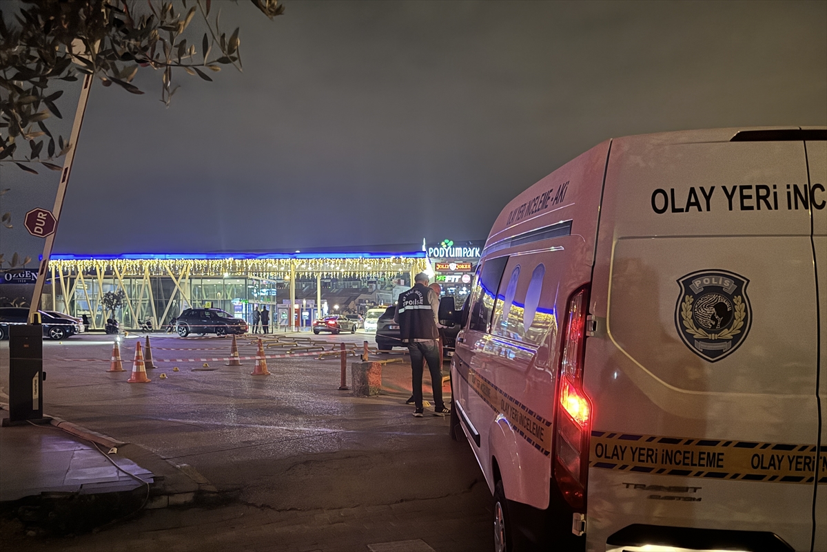 Alışveriş merkezinde çıkan silahlı kavgada 1 kişi yaralandı
