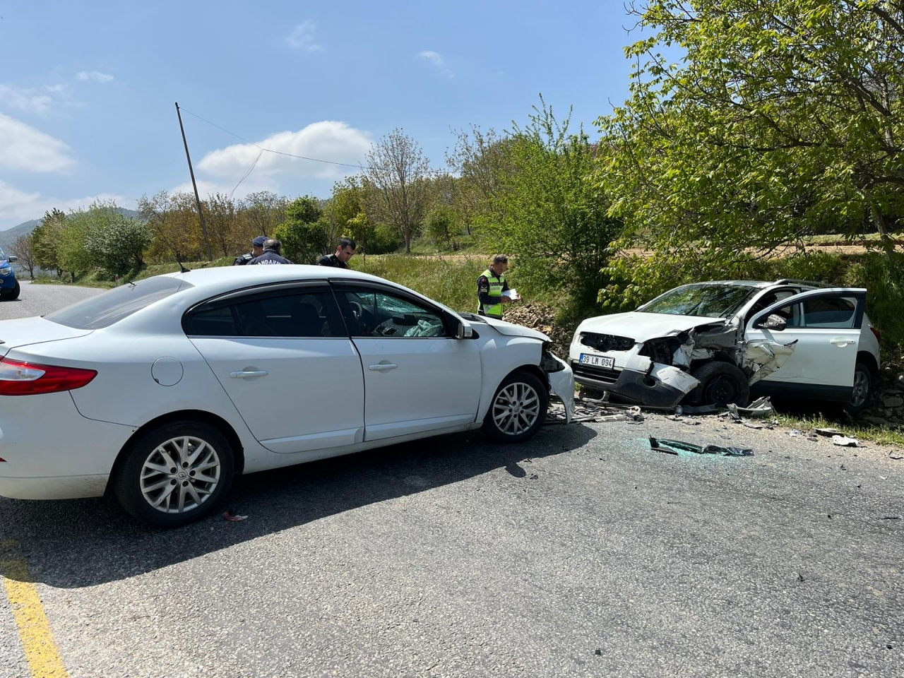 İzmir'de iki otomobilin çarpıştığı kazada 2 kişi yaralandı