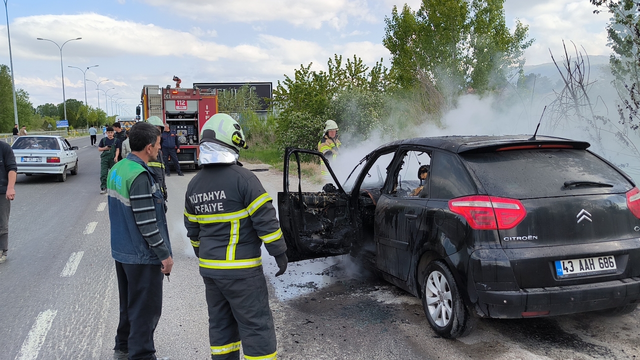 Kütahya'da otomobilde çıkan yangın söndürüldü