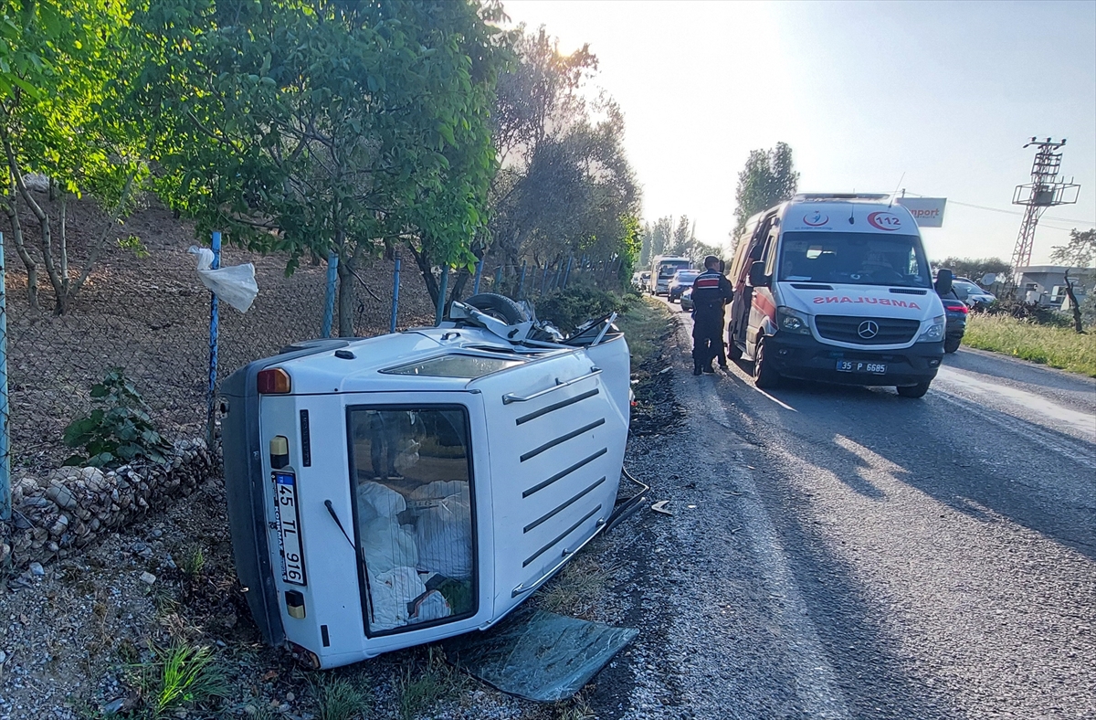 İzmir'de iki otomobilin çarpışması sonucu 4 kişi yaralandı