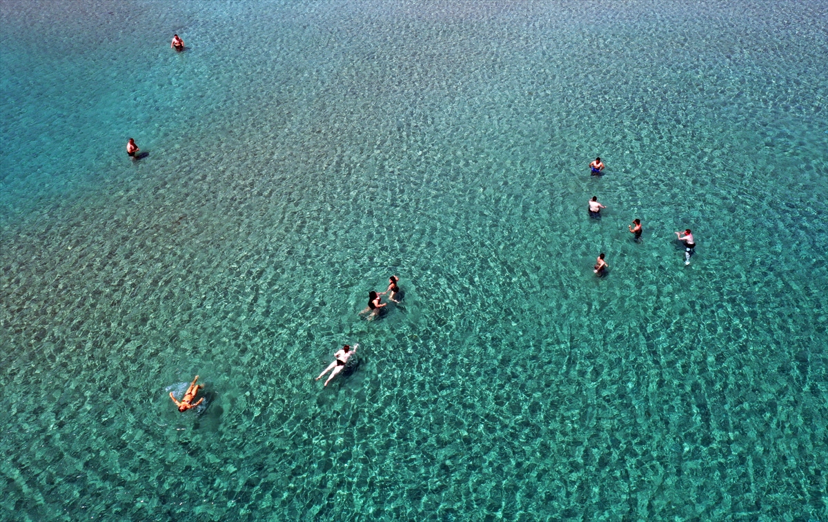 Kuşadası ve Didim'de Turistler Deniz Sezonunu Açtı