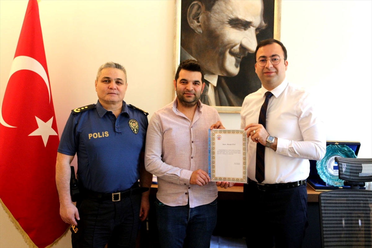 Denizli'de İçinde Para ve Altın Bileklik Olan Çanta Bulundu