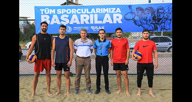 KUM VOLEYBOLU TURNUVASI NEFES KESEN İLK MAÇLA BAŞLADI