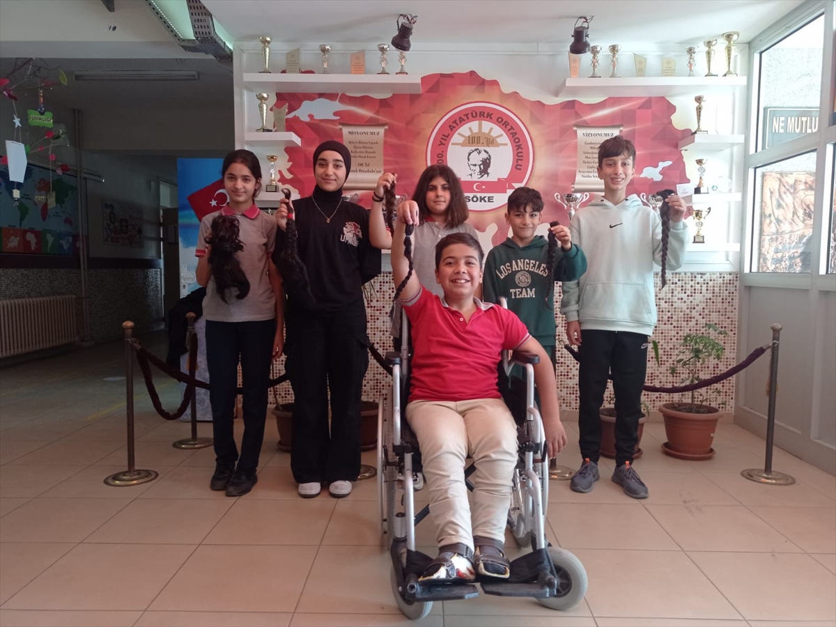 Ortaokul öğrencileri, lösemili çocuklar için saçlarını kesti