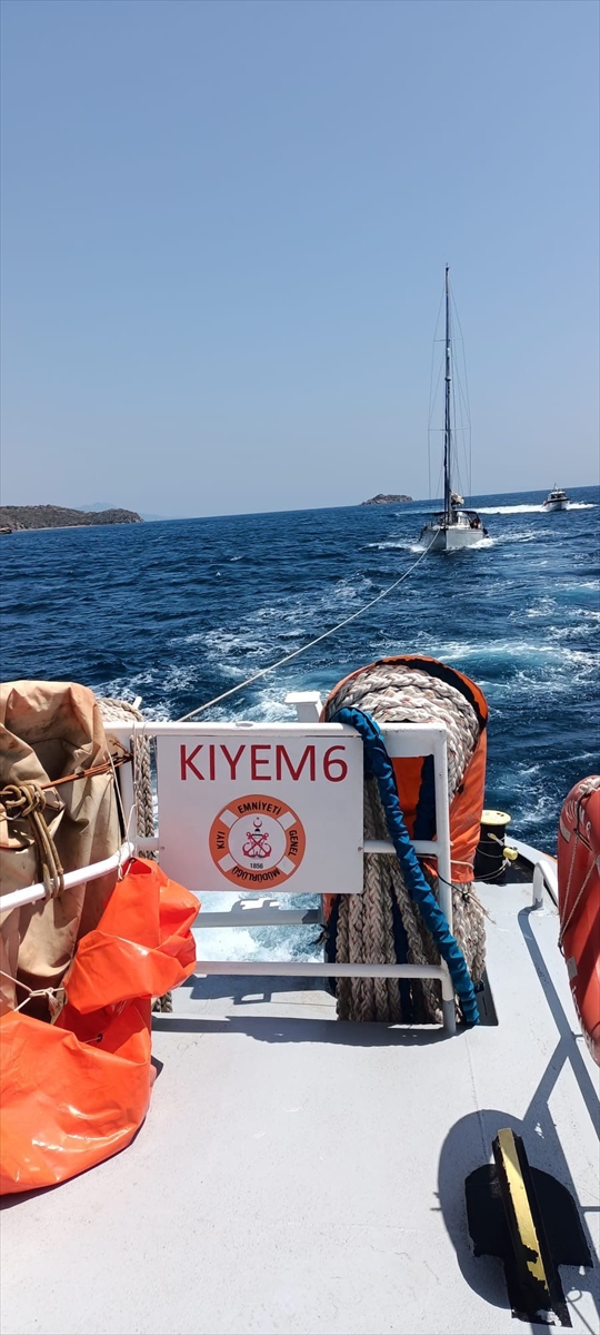Bodrum açıklarında sürüklenen teknedeki 3 kişi kurtarıldı
