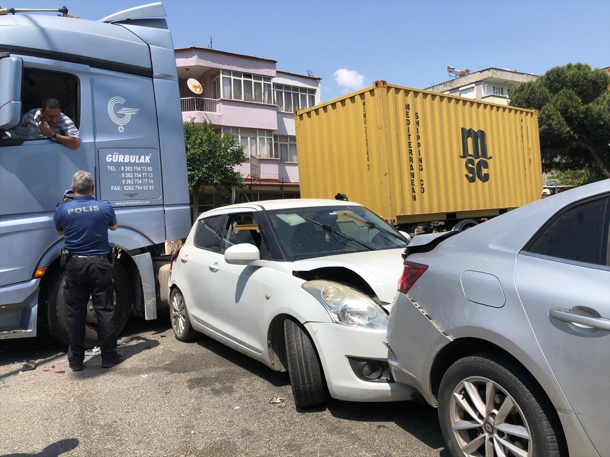 Nazilli'de 3 aracın karıştığı kazada 1 kişi yaralandı