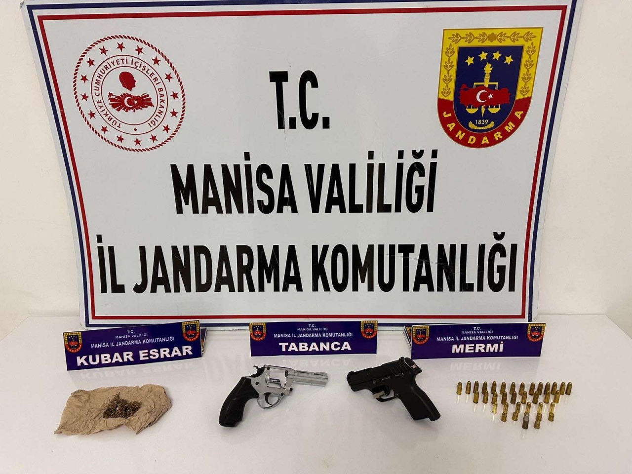Akhisar ve Yunusemre'de 3 ruhsatsız tabanca ele geçirildi