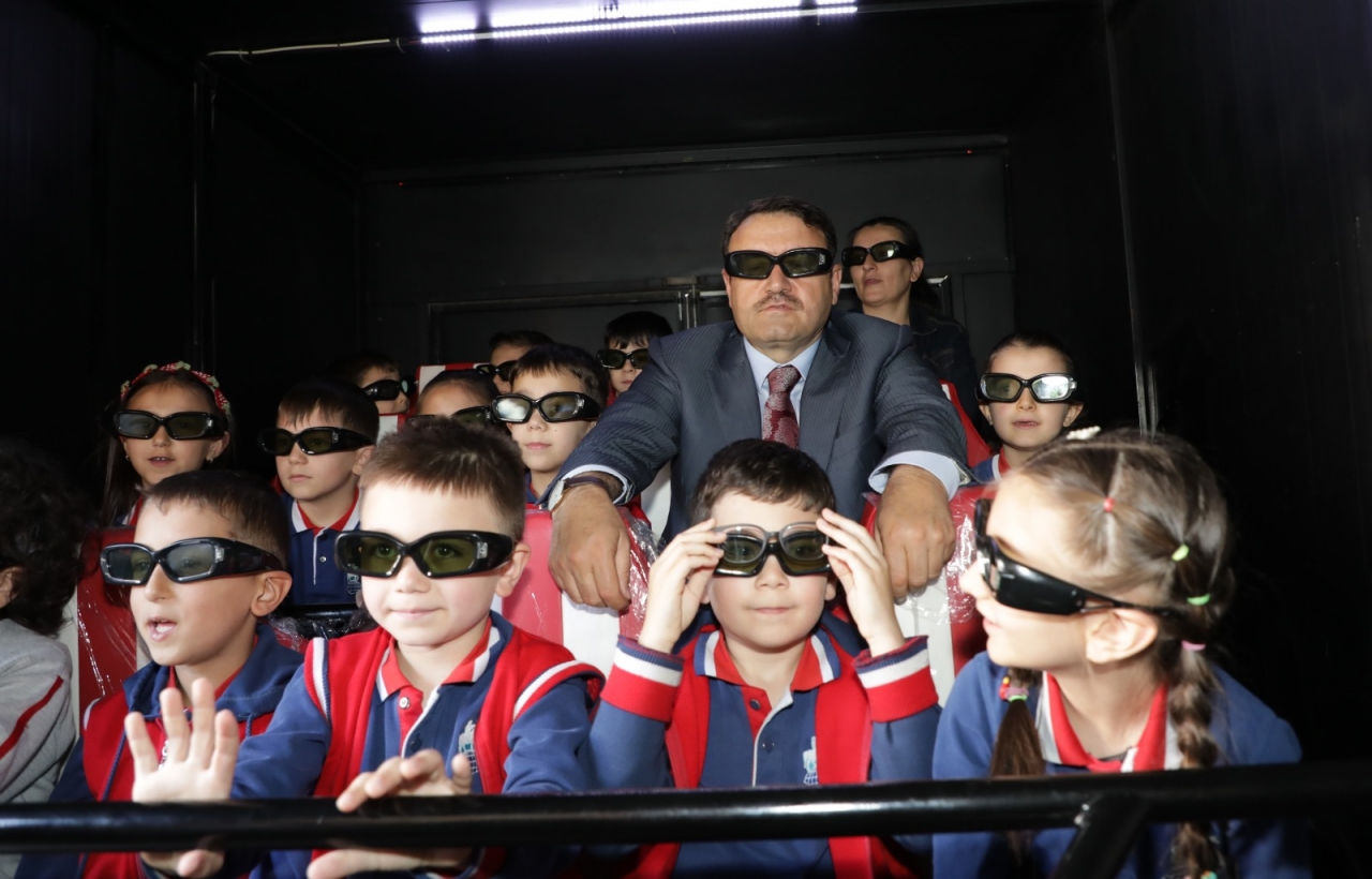 Kütahya Valisi Işın, öğrencilerle 10D sinema filmi izledi