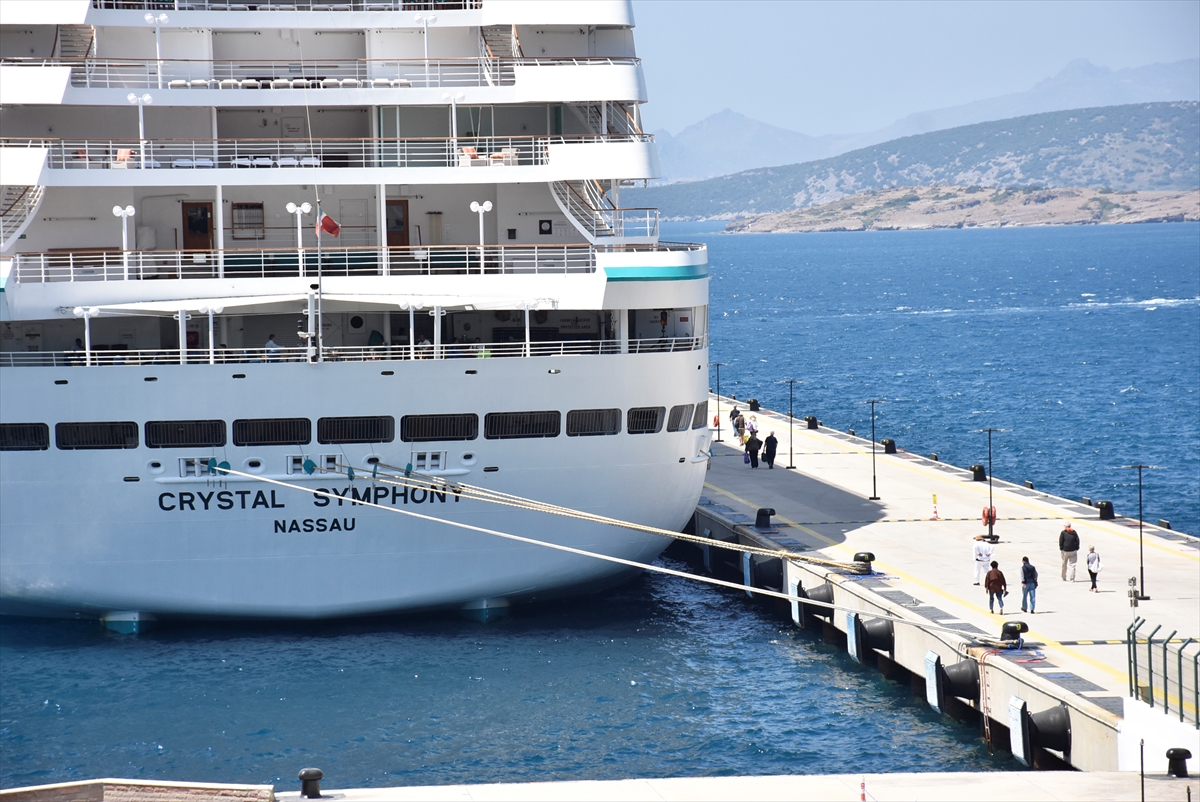 "Crystal Symphony" ilk seferinde Bodrum'a 275 yolcu getirdi