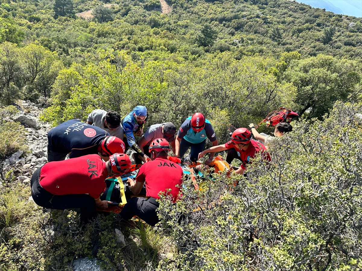 Fethiye'de kayalıklara düşen yamaç paraşütü pilotu yaralandı