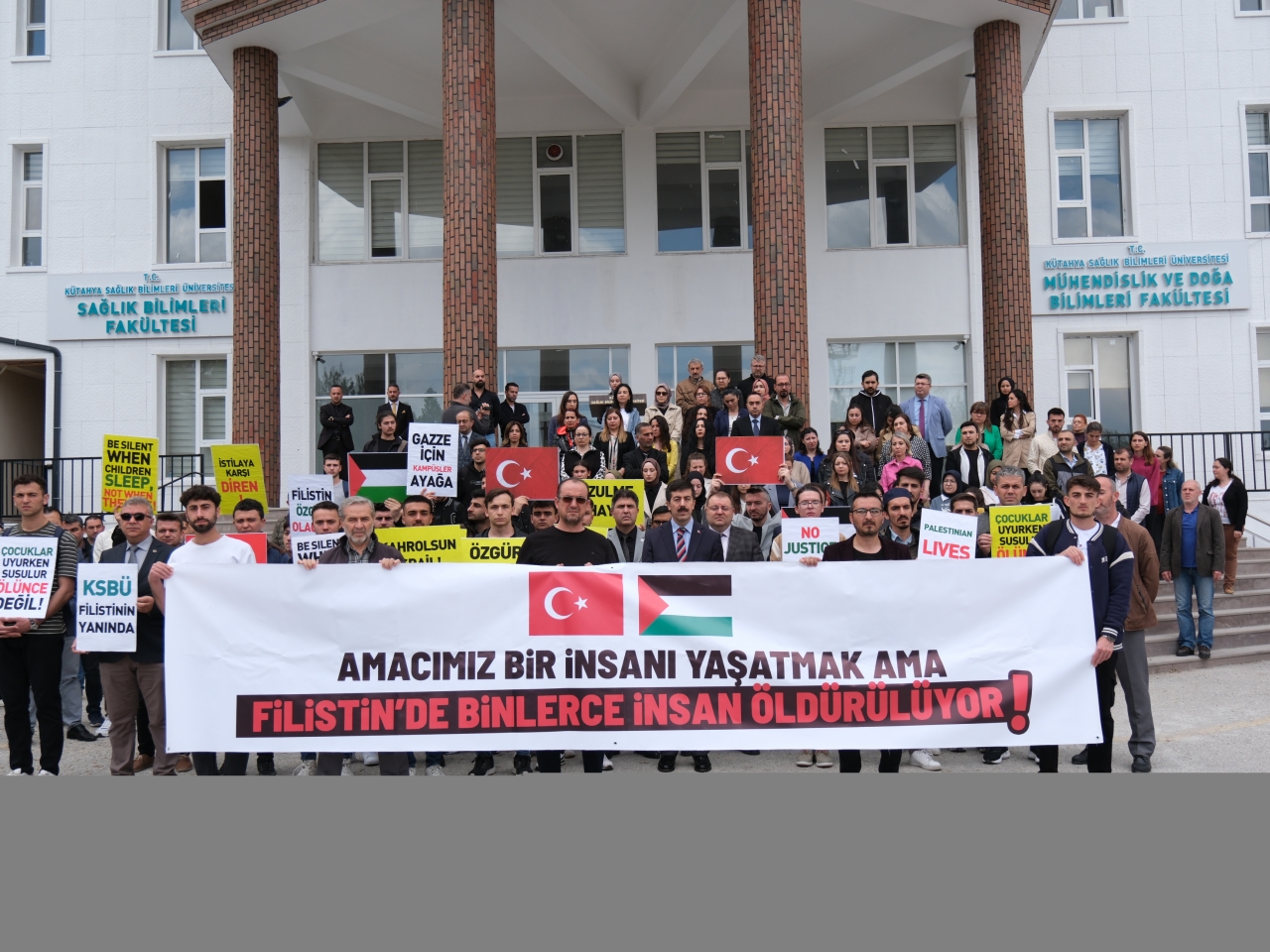 Kütahya Sağlık Bilimleri Üniversitesi öğrencileri Filistin'e destek yürüyüşü yaptı
