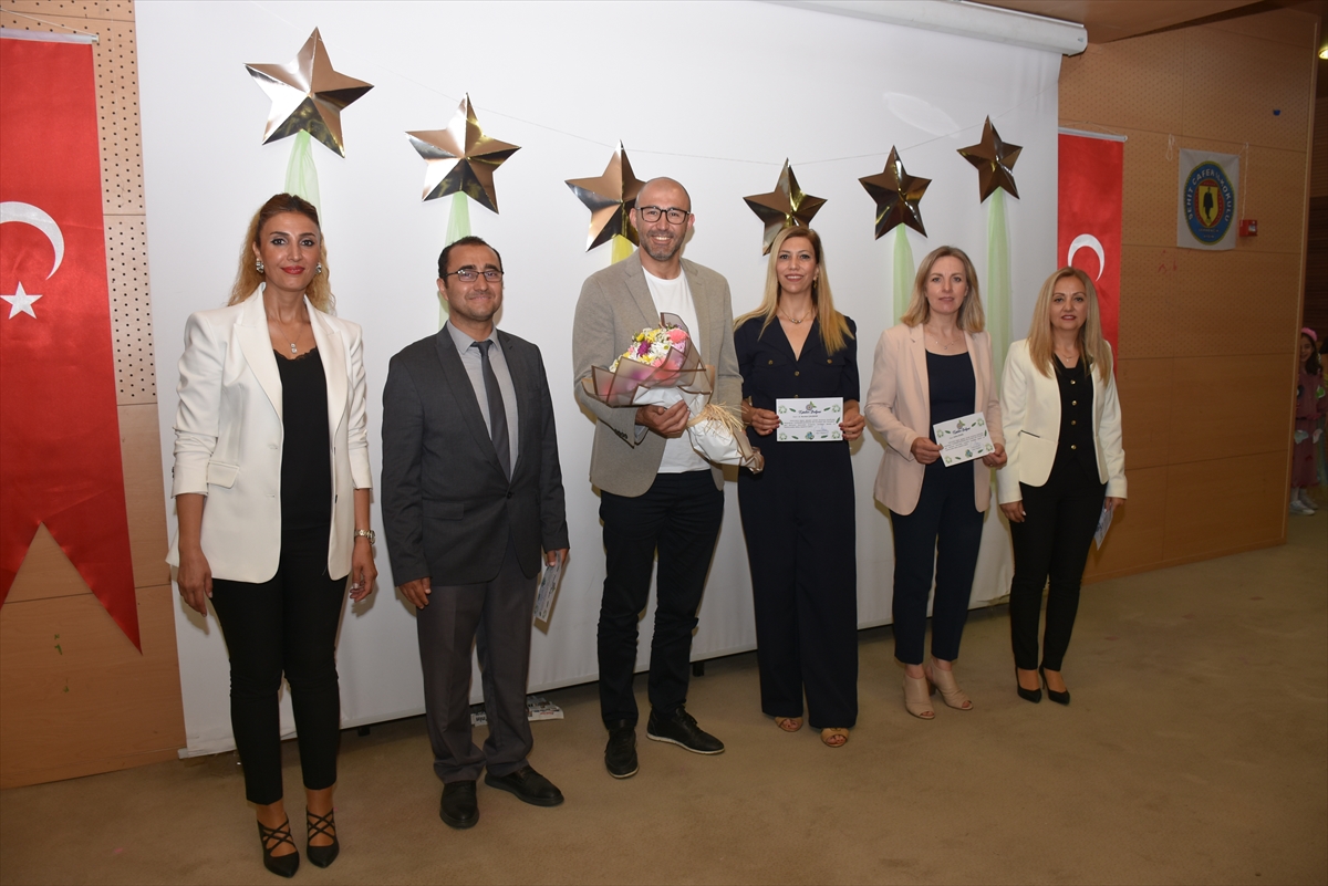 Aydın'da ilkokul öğrencileri atıklardan yaptıkları kıyafetlerle podyuma çıktı