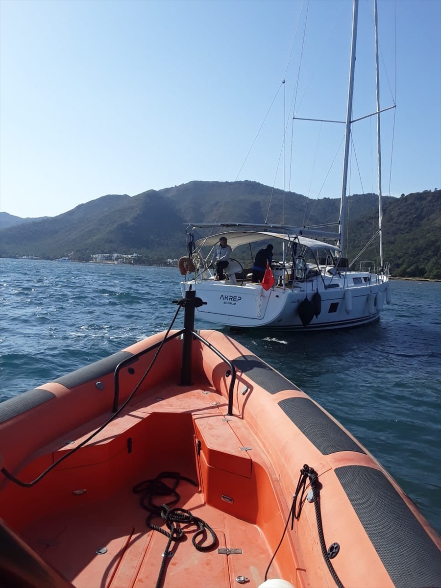 Marmaris önlerinde karaya oturan tekne kurtarıldı