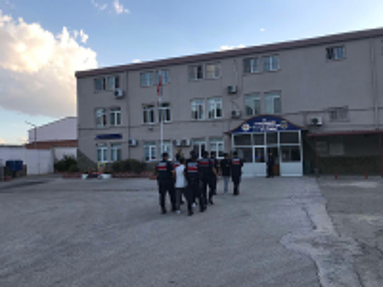 Aydın'da uyuşturucu ele geçirilen araçtaki 3 şüpheli tutuklandı