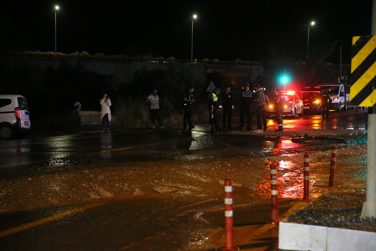 Bodrum'da içme suyu hattında patlama oldu, kara yolu trafiğe kapatıldı