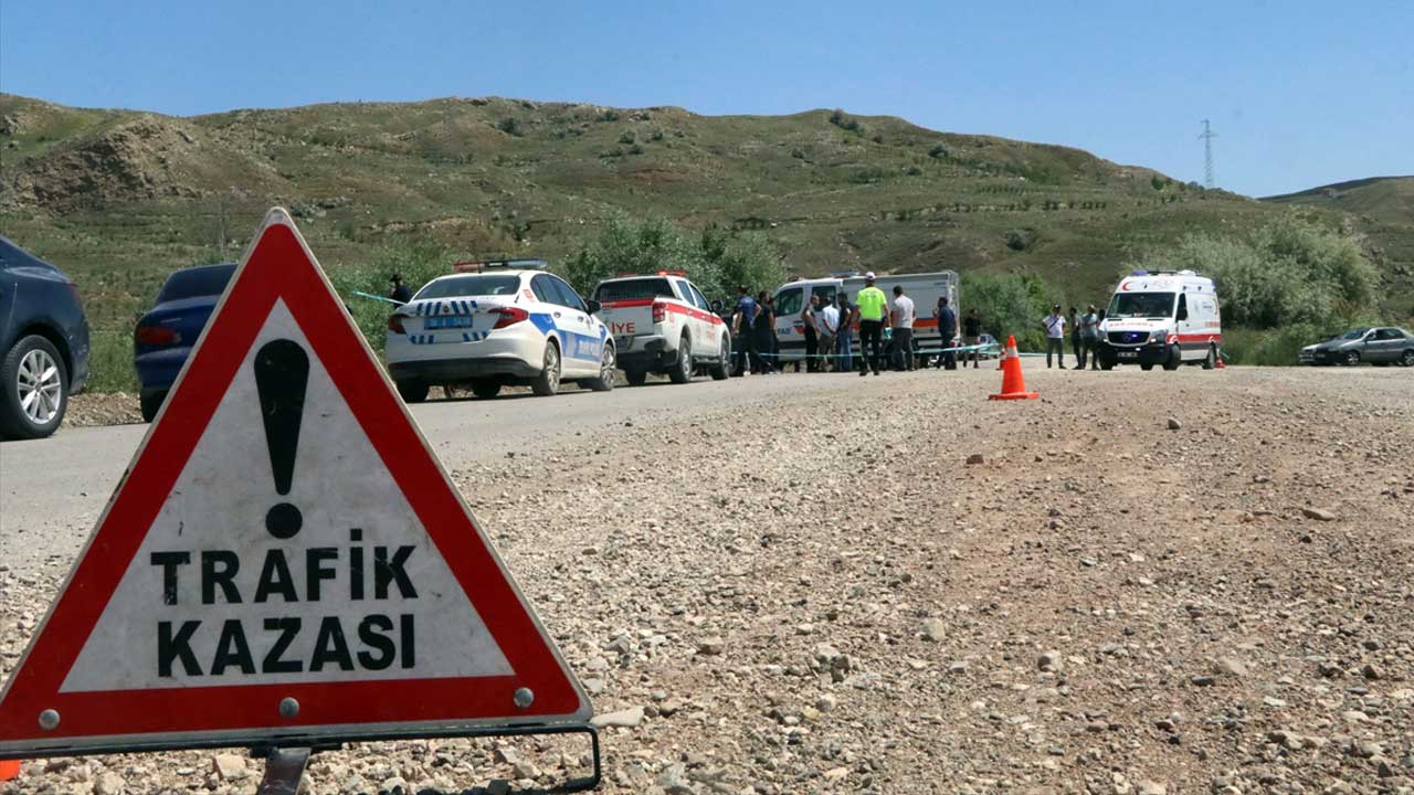 Kütahya'da ağaca çarpan otomobildeki 2 kişi öldü, 1 kişi yaralandı